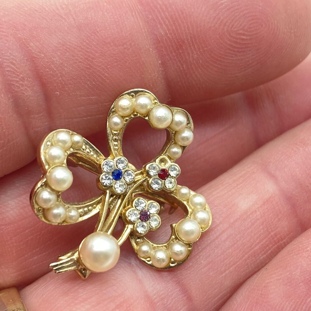 Vintage Gold-Tone Shamrock Brooch With Faux Pearls & Rhinestone Flowers - Picture 8 of 9